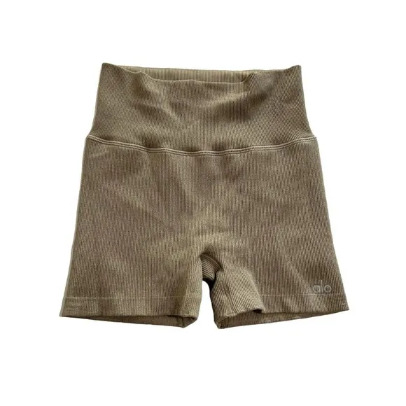 ALO Yoga 3&quot; Seamless Ribbed Shimmer Shorts in Gravel