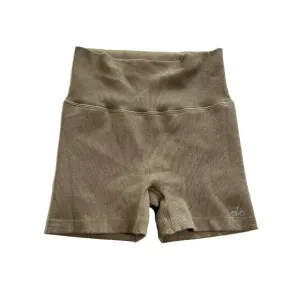 ALO Yoga 3&quot; Seamless Ribbed Shimmer Shorts in Gravel