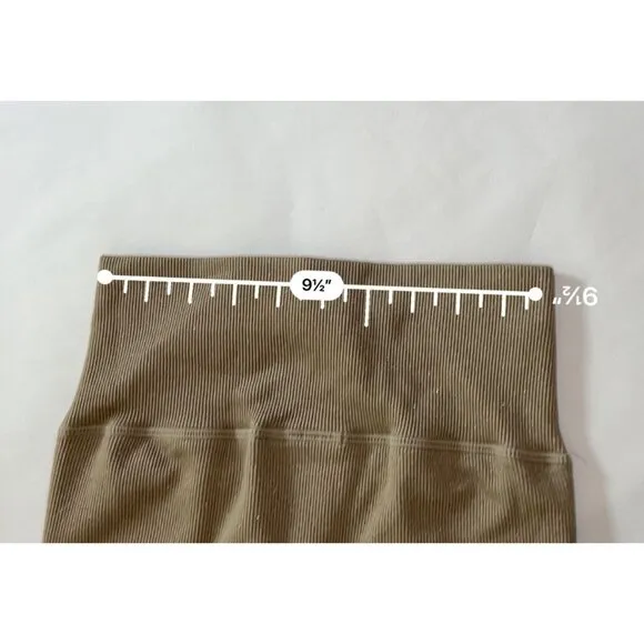 ALO Yoga 3&quot; Seamless Ribbed Shimmer Shorts in Gravel