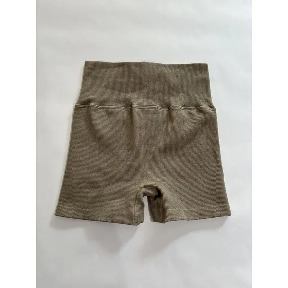 ALO Yoga 3&quot; Seamless Ribbed Shimmer Shorts in Gravel