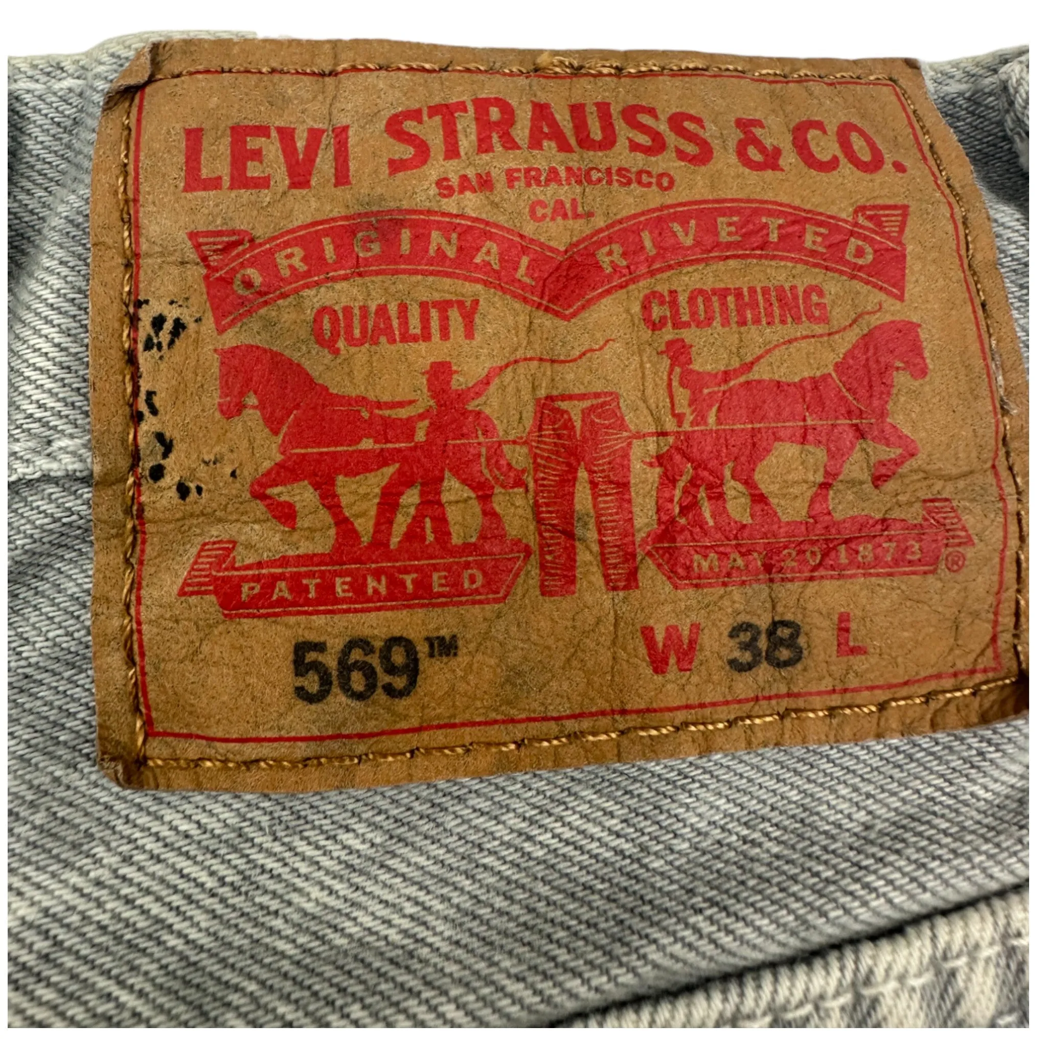 LEVIS 569 JEAN SHORTS - (SIZE 38)