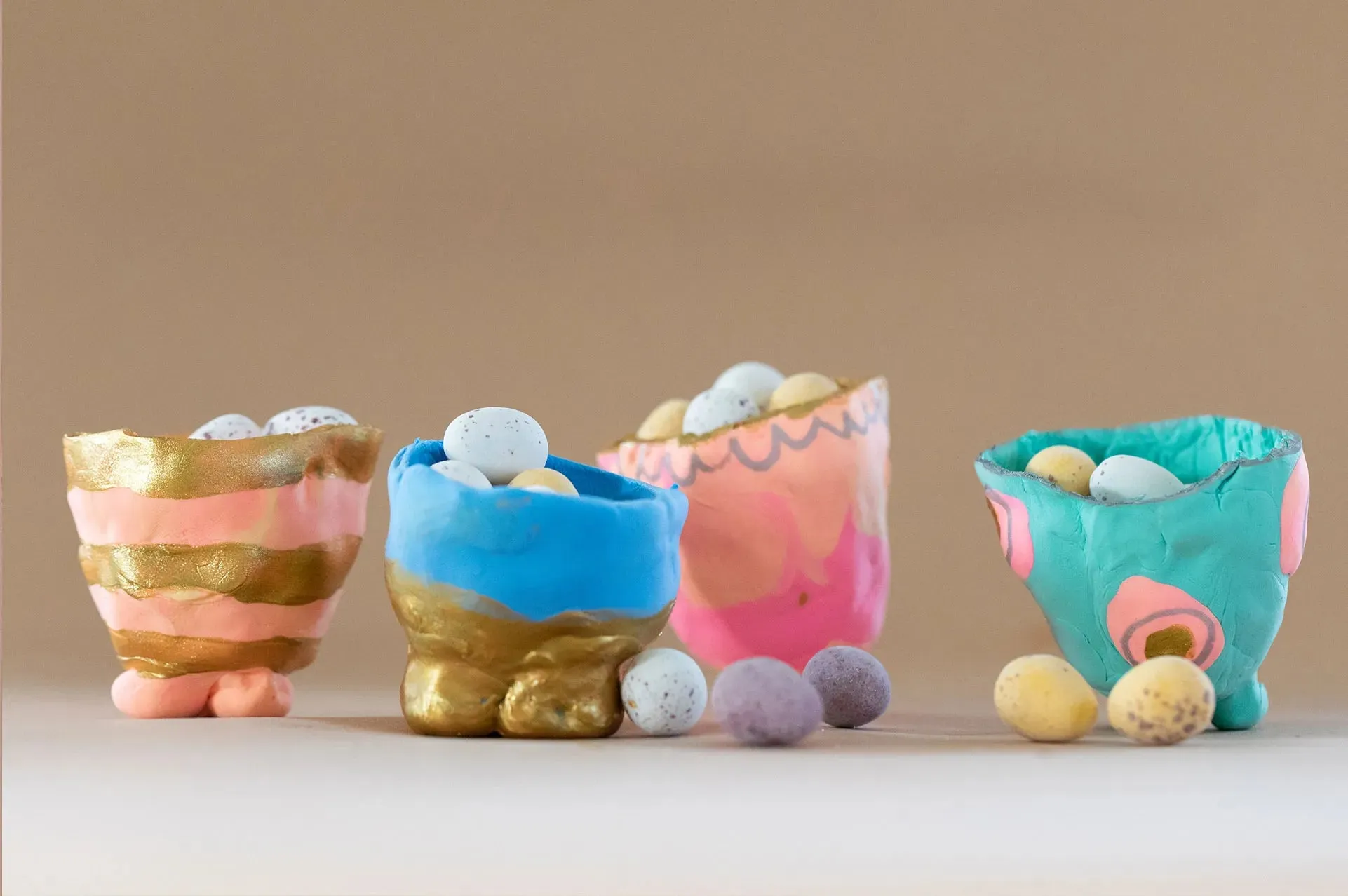 LOLA Eggs-emplary Bunnies Art Kit