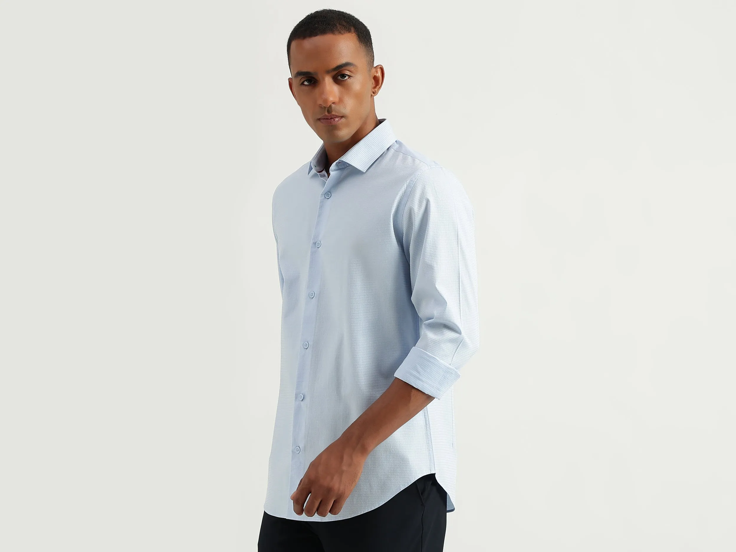 Men's Slim Fit Cutaway Collar Textured Shirts