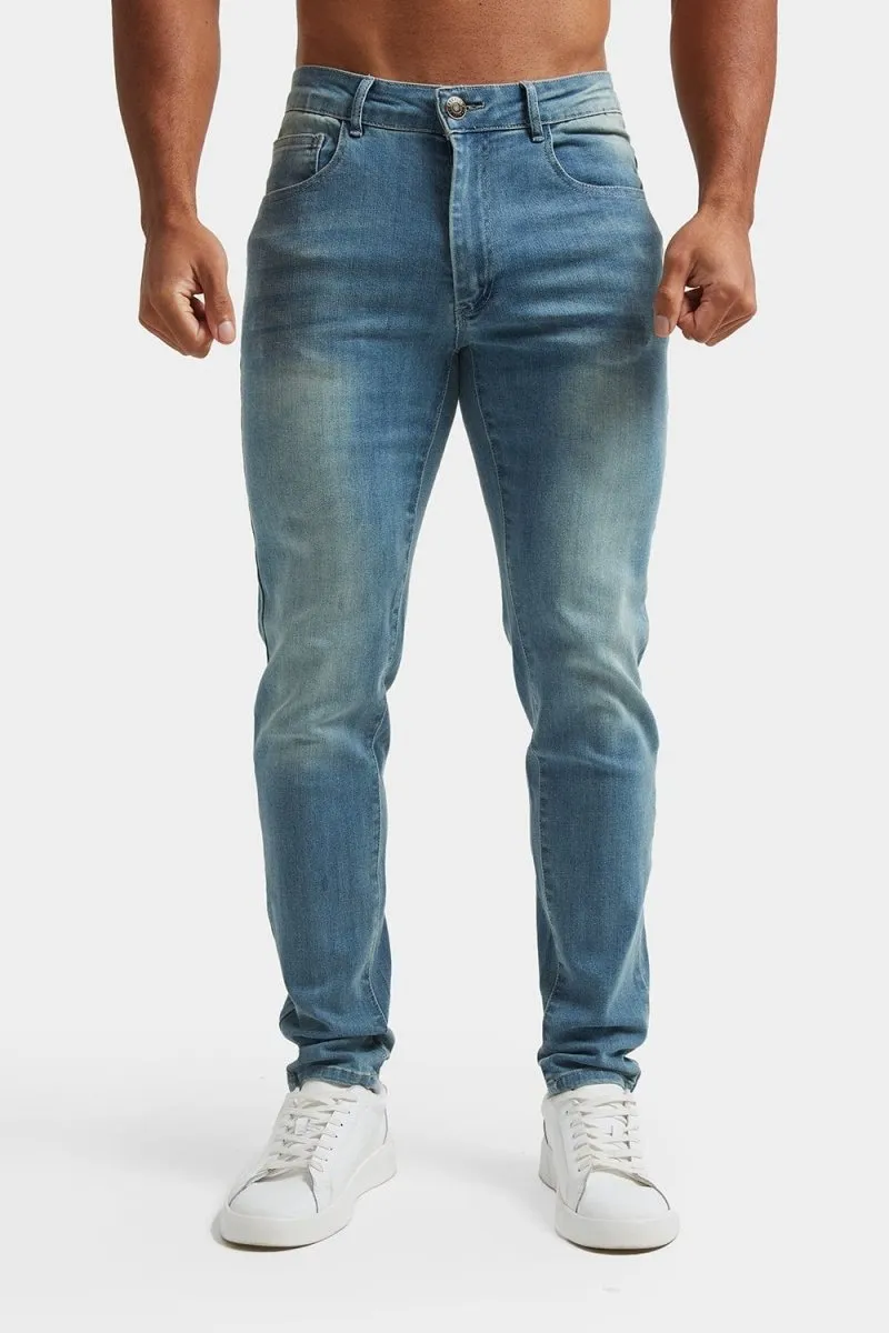 Muscle Fit Jeans in Light Blue