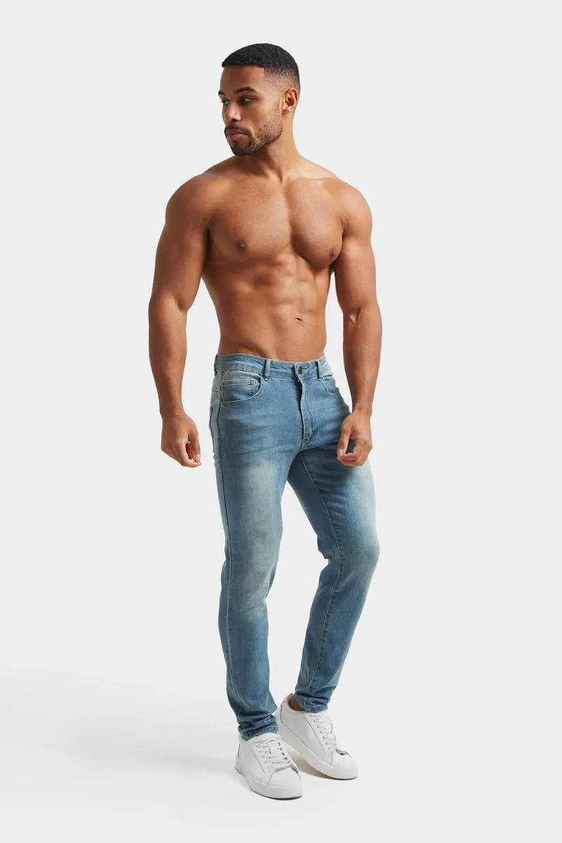 Muscle Fit Jeans in Light Blue