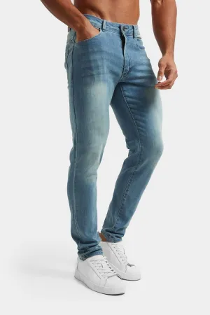 Muscle Fit Jeans in Light Blue