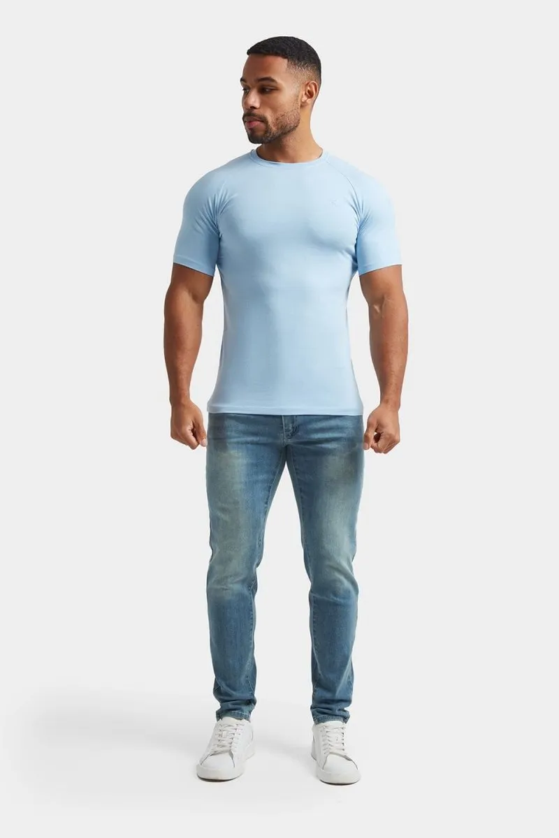 Muscle Fit Jeans in Light Blue