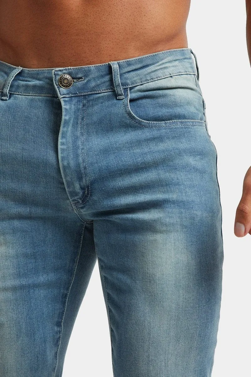 Muscle Fit Jeans in Light Blue