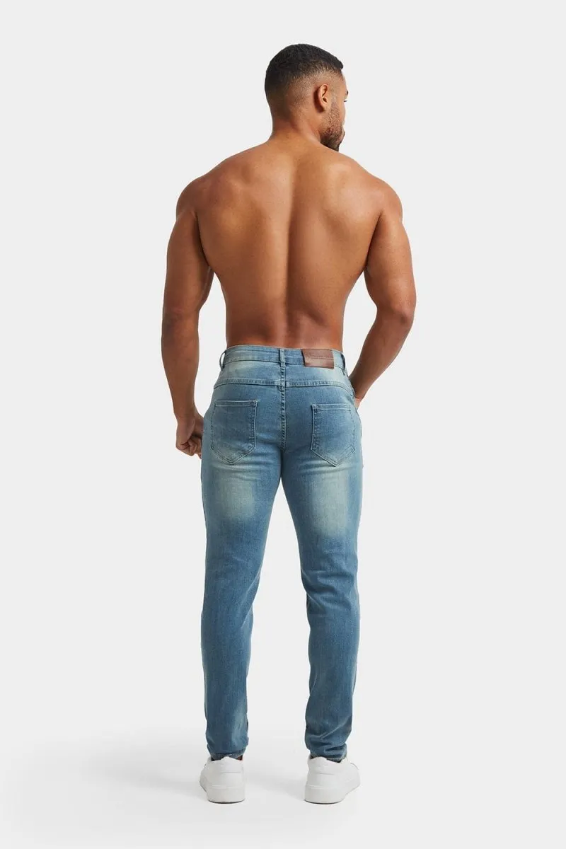 Muscle Fit Jeans in Light Blue