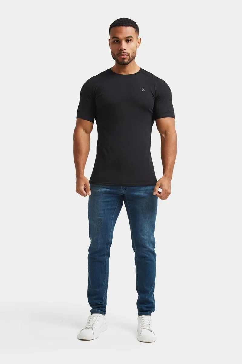 Muscle Fit Jeans in Mid Blue