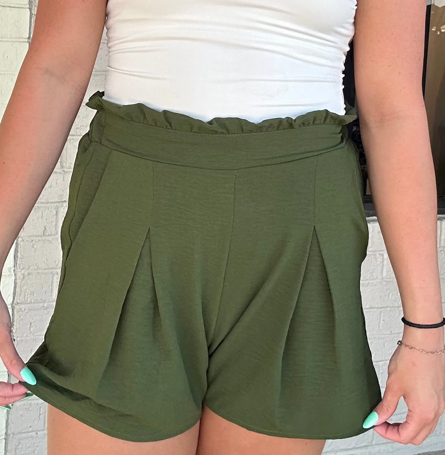 PLEATED PULL-ON SHORTS