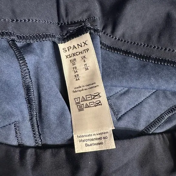 SPANX Sunshine Shorts 10” in Sunkissed Navy size XS NWT Moisture Wicking