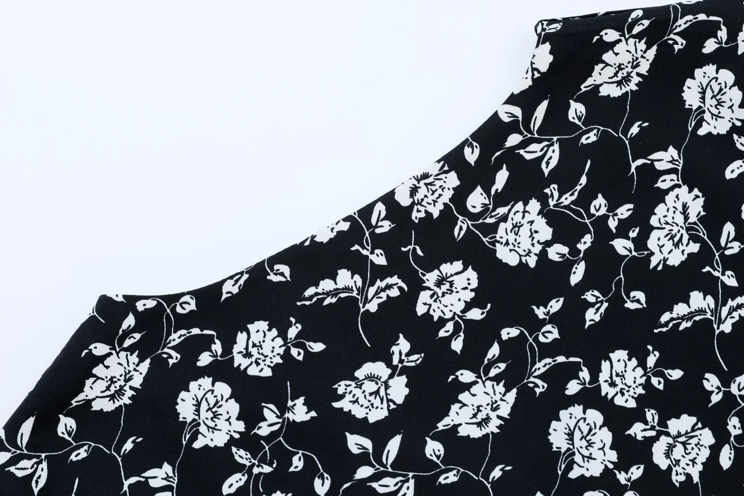 Stylish V-neck Chiffon Dress for a Flattering Fit