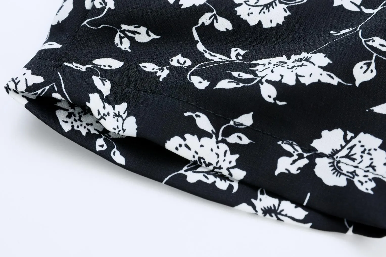 Stylish V-neck Chiffon Dress for a Flattering Fit