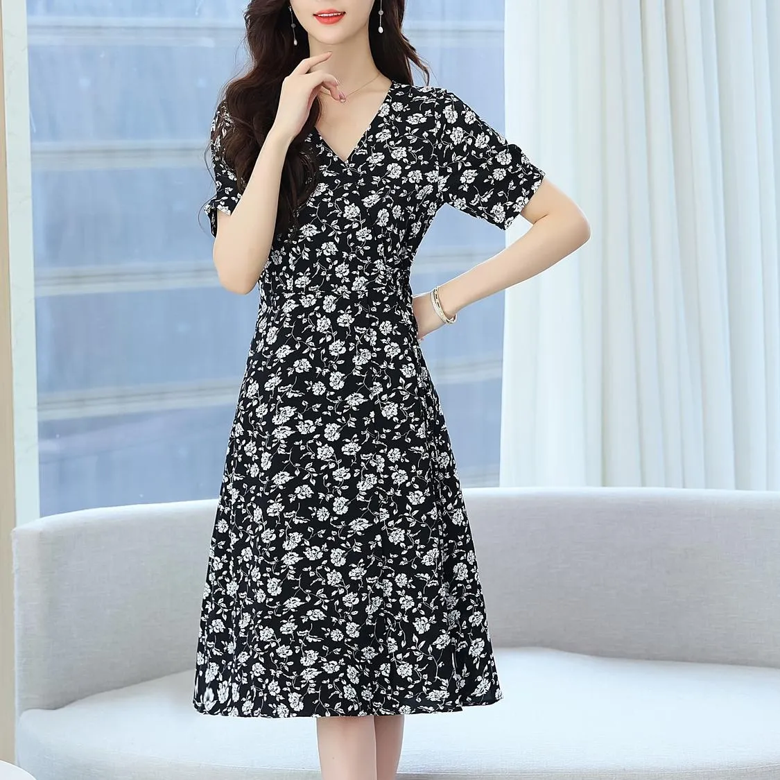Stylish V-neck Chiffon Dress for a Flattering Fit
