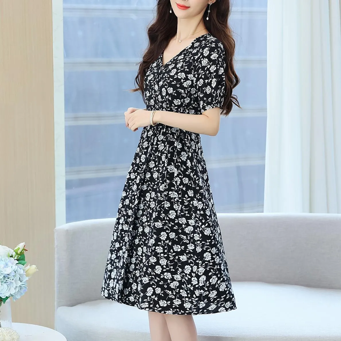 Stylish V-neck Chiffon Dress for a Flattering Fit