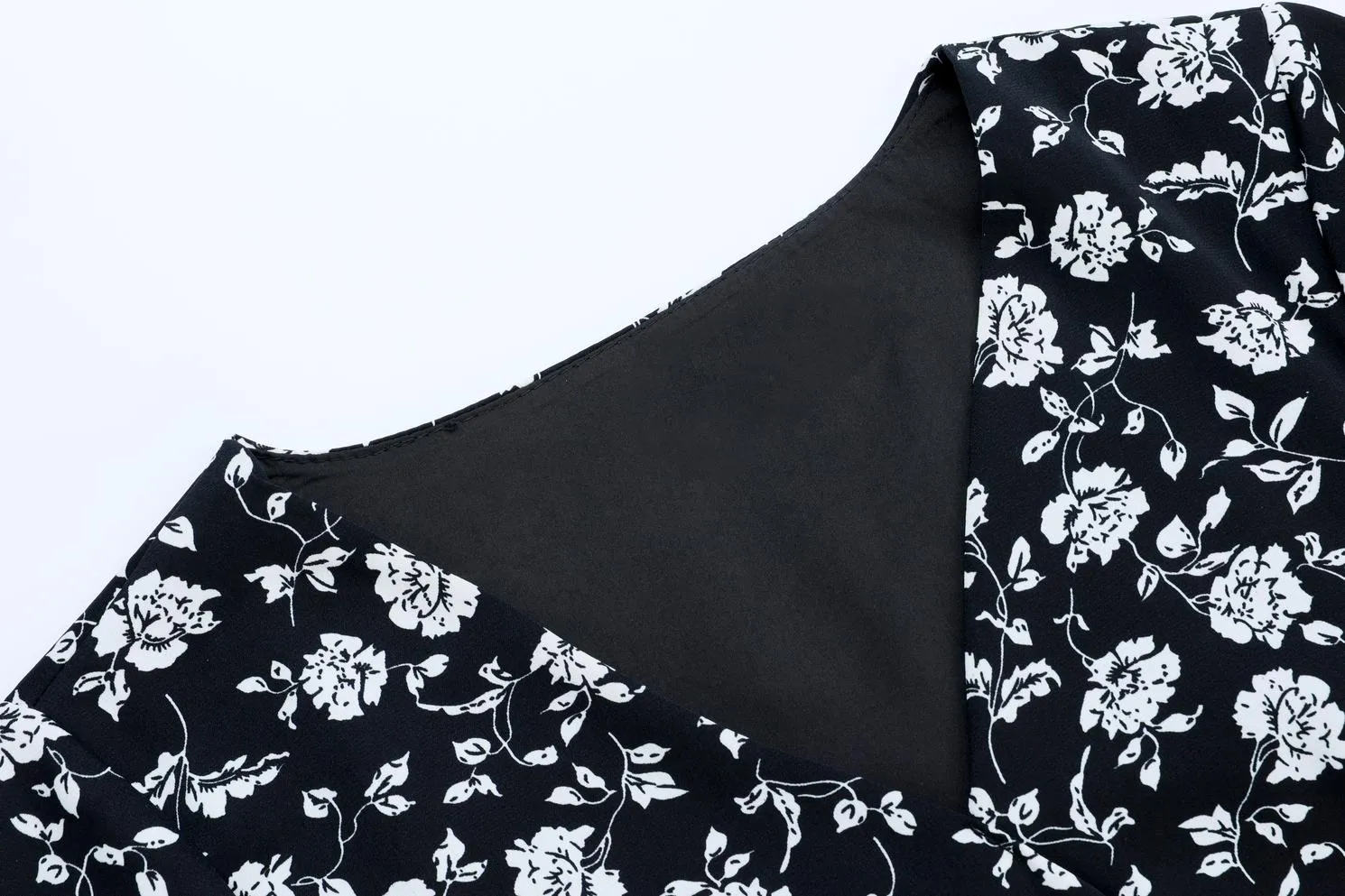 Stylish V-neck Chiffon Dress for a Flattering Fit