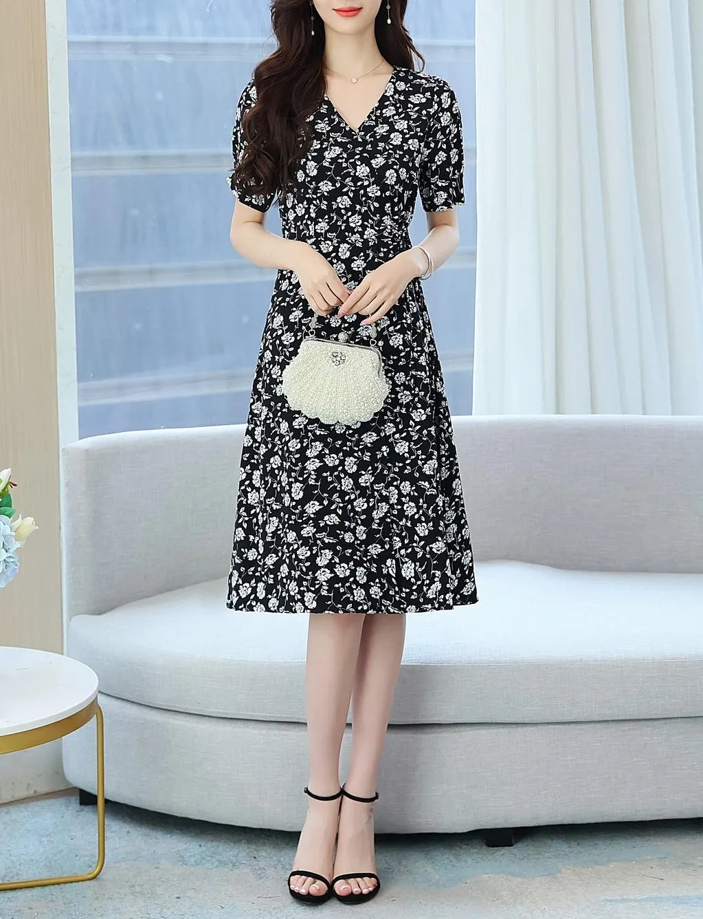 Stylish V-neck Chiffon Dress for a Flattering Fit
