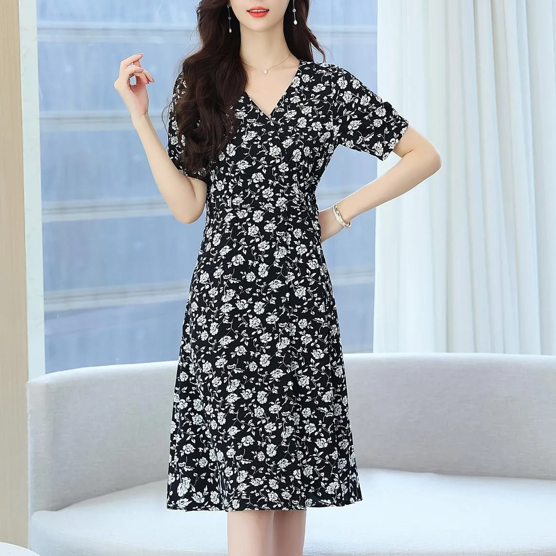 Stylish V-neck Chiffon Dress for a Flattering Fit