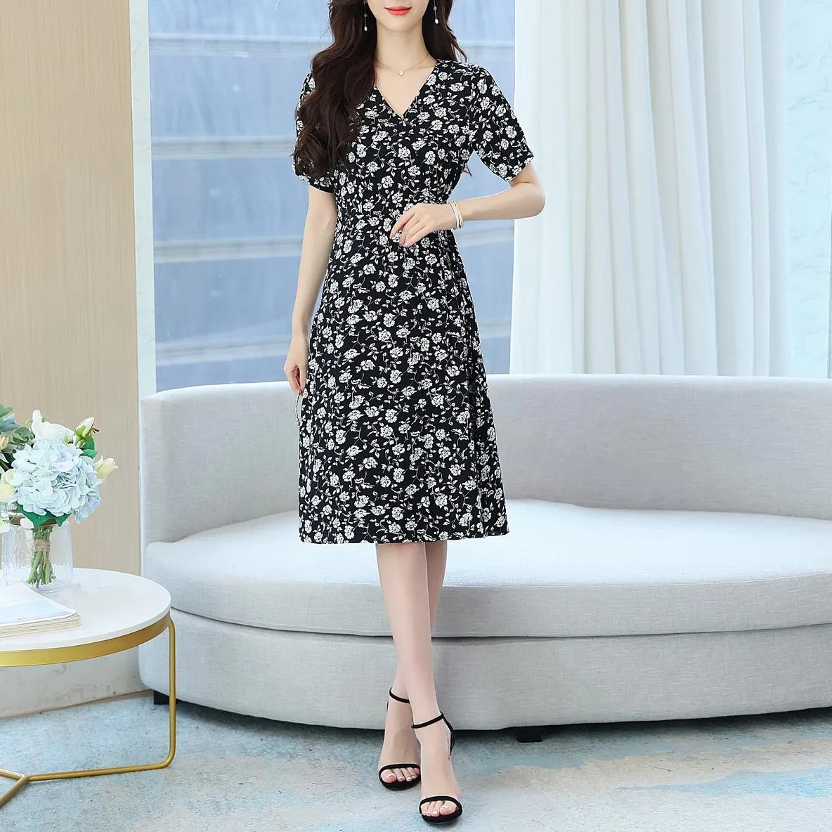 Stylish V-neck Chiffon Dress for a Flattering Fit
