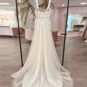 Wedding Guest Dresses: Wedding Dresses For Bride Sleeveless Court Train Appliques