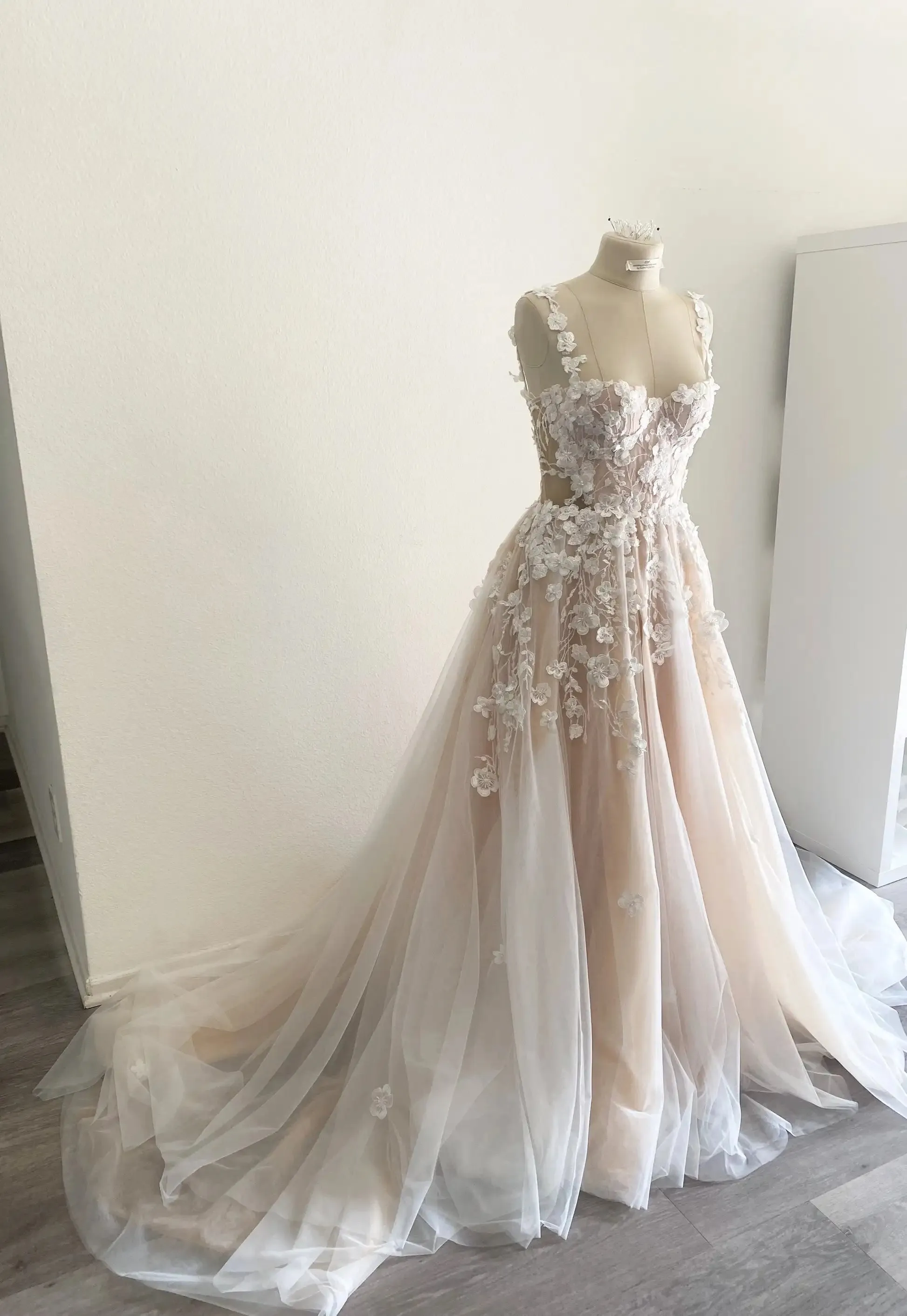 Wedding Guest Dresses: Wedding Dresses For Bride Sleeveless Court Train Appliques