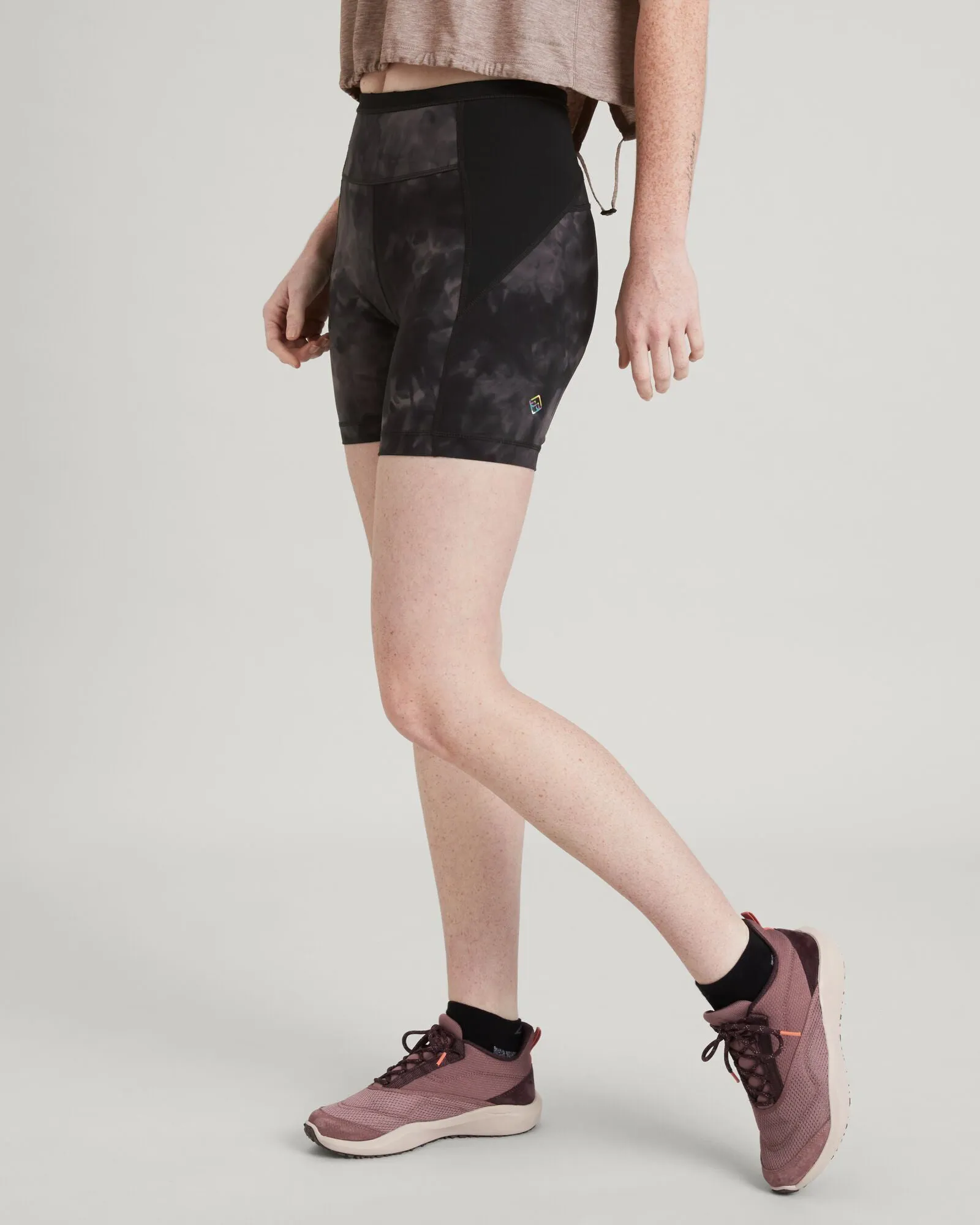 WELL.DER.NESS Move Women's Tight 6" Shorts - Light Quartz Sunburst Print