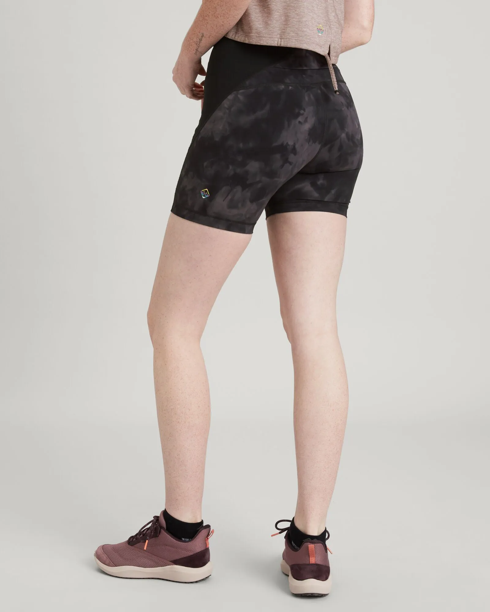 WELL.DER.NESS Move Women's Tight 6" Shorts - Light Quartz Sunburst Print